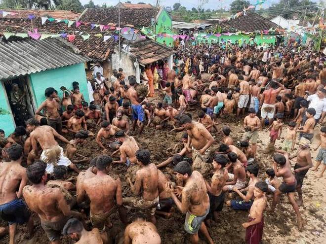 Gumtapuram Villagers celebrate unique cow dung splashing ritual