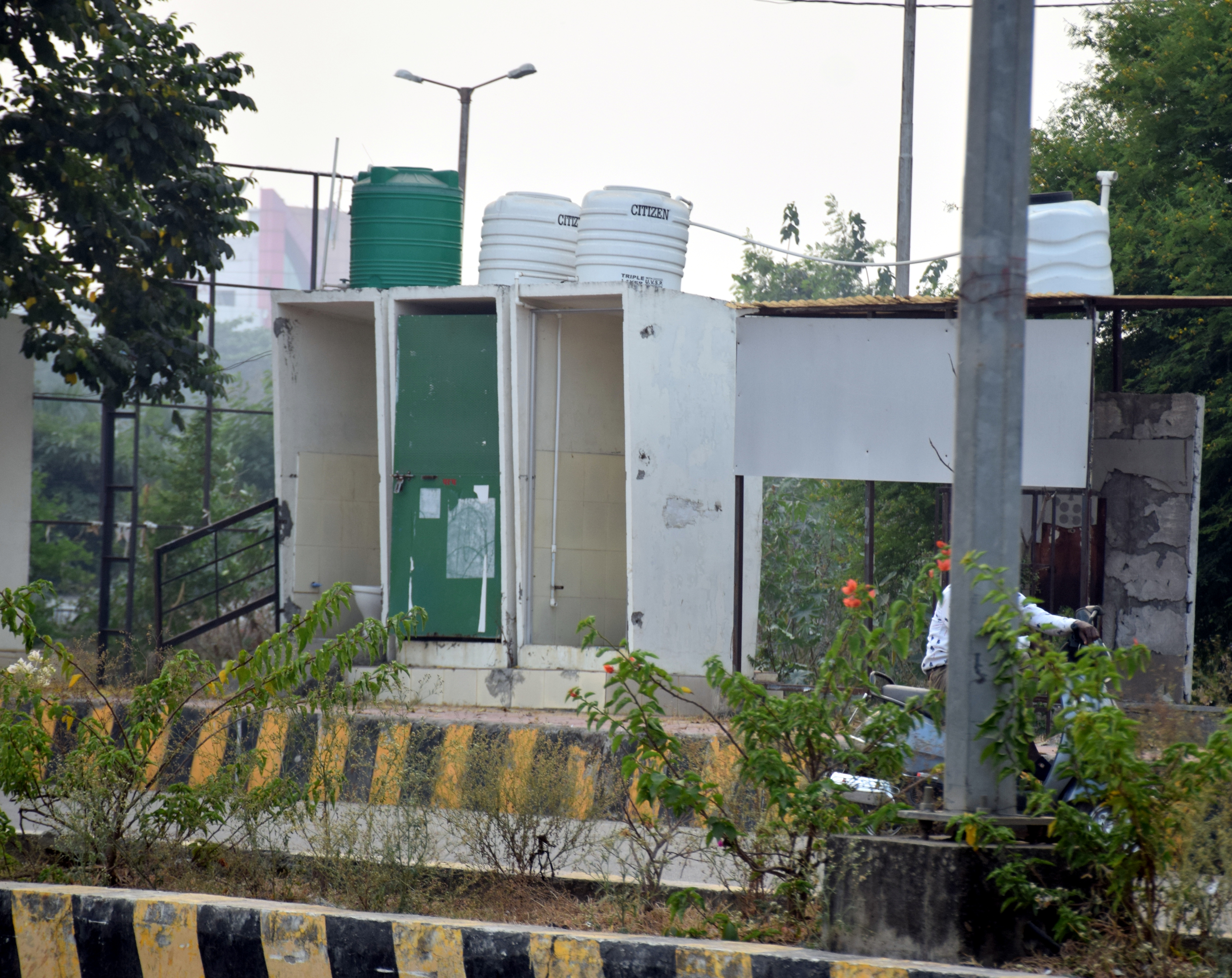 इस शहर में अभी भी बताना पड़ रहा है कि टॉयलट की इस्तेमाल किया करना चाहिए, उसकी टंकी, दरवाजे नहीं चुराने चाहिए