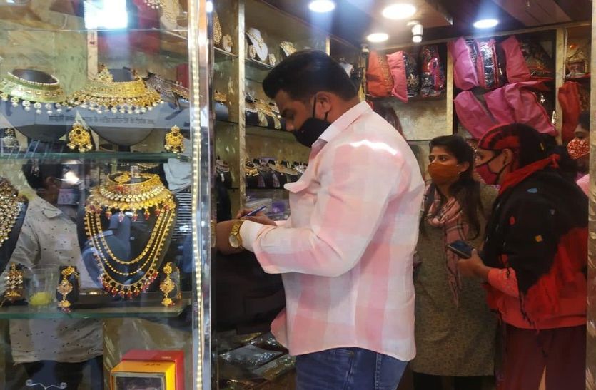 सोशल डिस्टेंसिंग की पालना करवाने बाजार पहुंचे अधिकारी