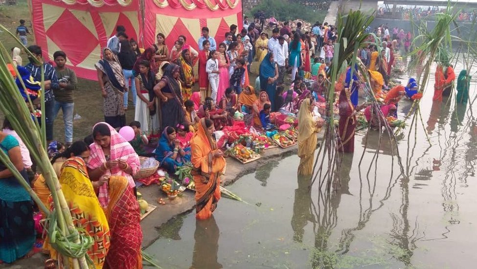 Chhath festival in Singrauli: crowd devotees throng, threat of corona