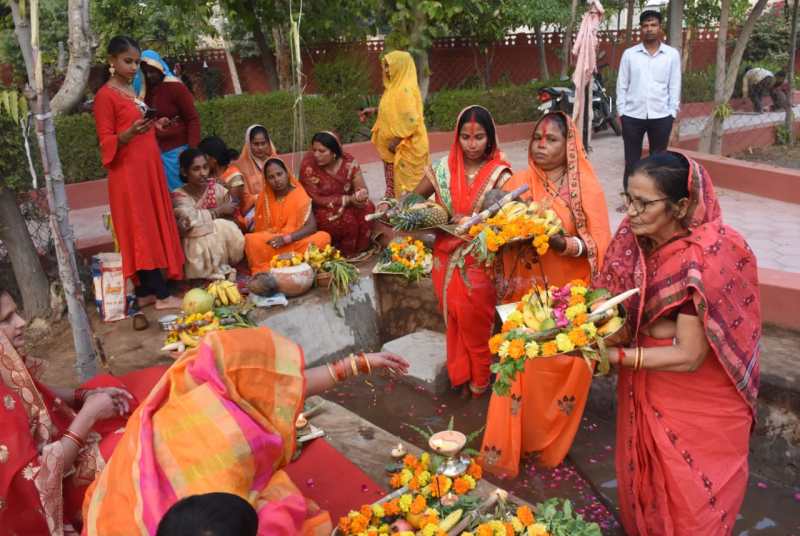 डूबते सूर्य का किया पूजन, गूंजे छठ माता के गीत
