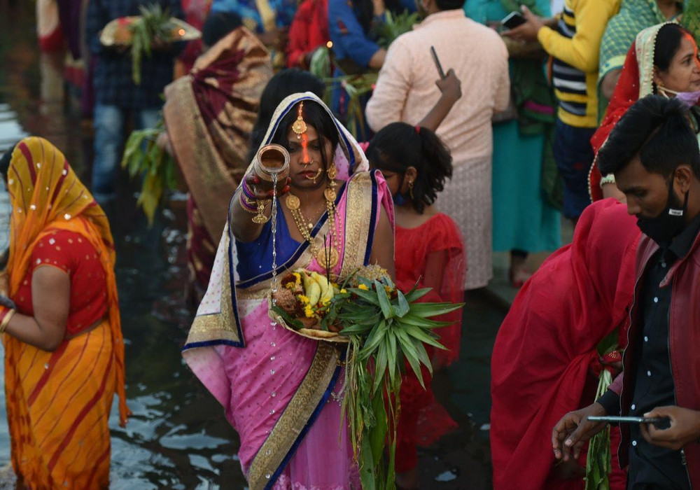 Chhath 2020 : अस्ताचलगामी सूर्य को अर्घ्य देकर की छठी माई की पूजा