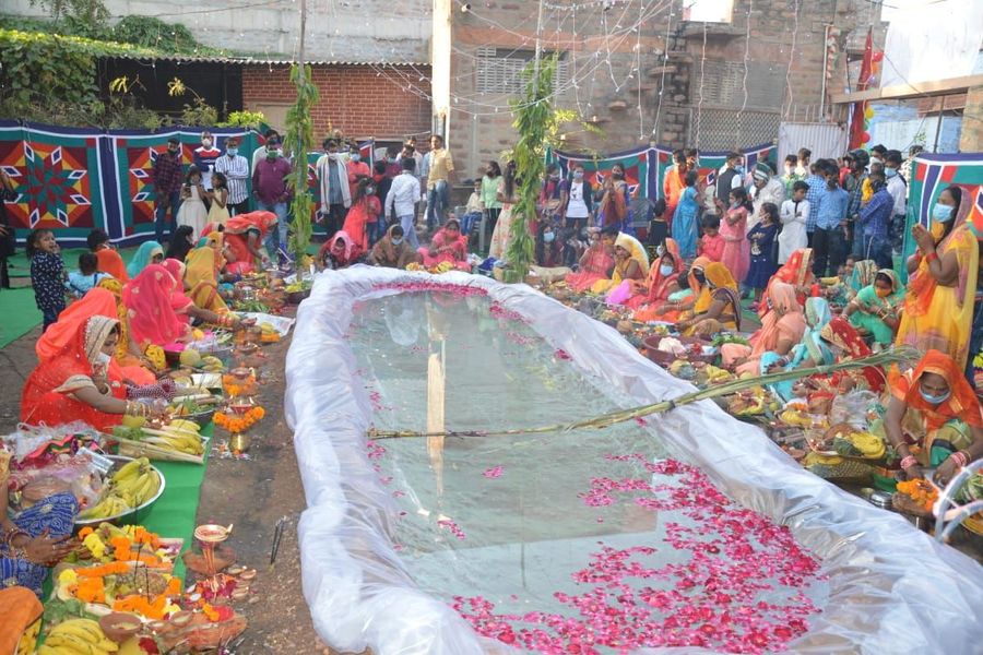 छठ व्रती महिलाओं ने अस्तांचलगामी सूर्य को दिया अघ्र्य