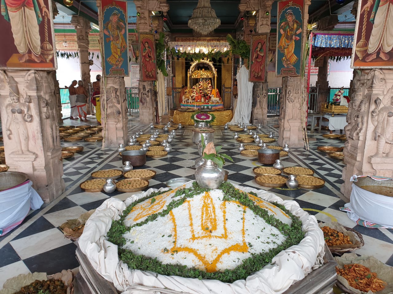 वृन्दावन स्थित रंग जी मंदिर में लगे छप्पन भोग के दर्शन 