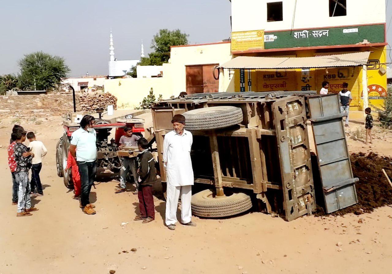 बाइक को बचाने के प्रयास में खाद से भरी ट्रैक्टर-ट्रॉली पलटी