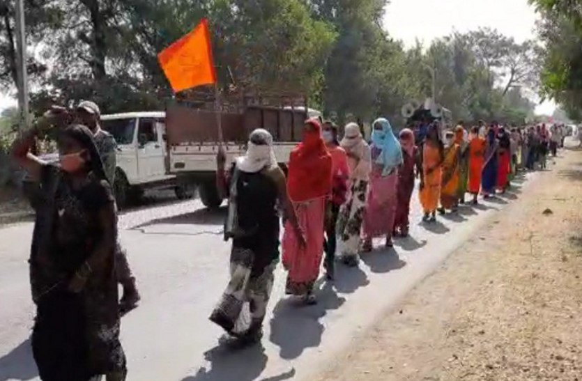 छत्तीसगढ़ के कवर्धा जिले में नहर सत्याग्रह, हक छीनने से नाराज किसानों के साथ महिलाएं भी चलीं 12 किमी. साथ-साथ