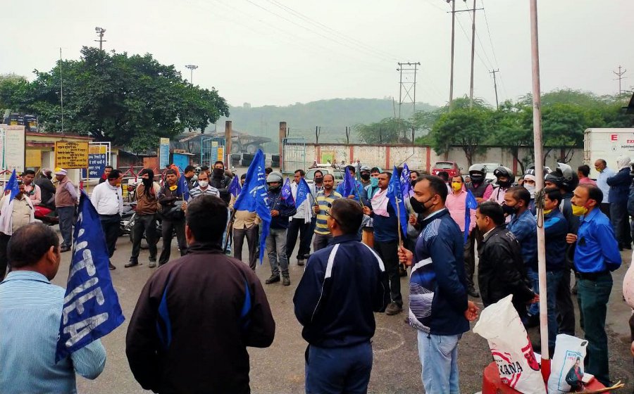 Employees against NCL in Singrauli demonstrated to meet demands