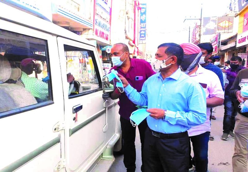 लोगों की लापरवाही देख आईजी निकले शहर में, कहा- अभी खत्म नहीं हुआ कोरोना-खतरा है बरकरार, फिर बांटे मास्क