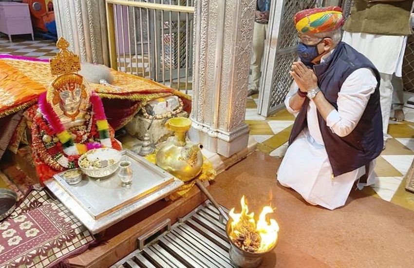 केन्द्रीय मंत्री शेखावत ने बाबा रामदेवजी की आरती कर खुशहाली की कामना की