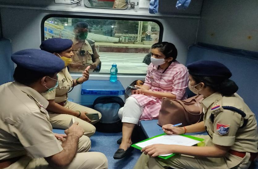 ट्रेनों में महिला यात्रियों सहेली बनीं 'आरपीएफ' महिला जवान