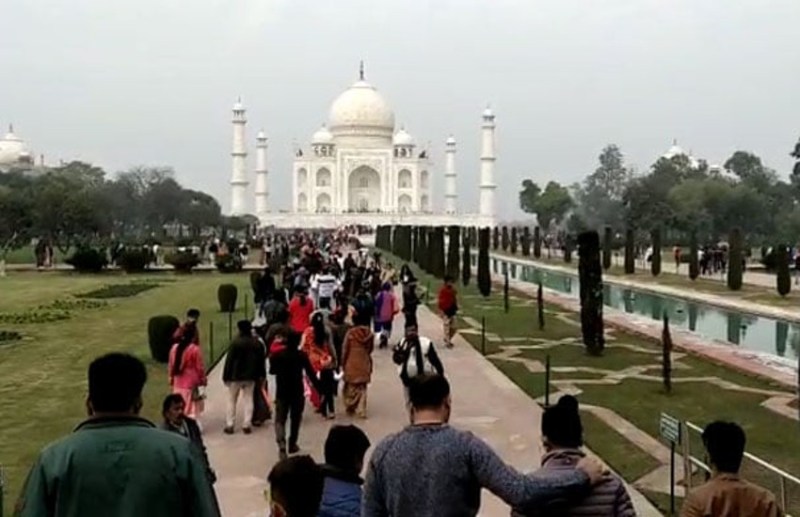 taj-mahal-tourists.jpg