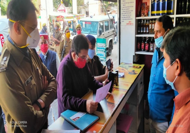 डीएम -एसपी अंग्रेजी मॉडल शॉप, देशी और बियर की दुकानों का किया गया औचक निरीक्षण