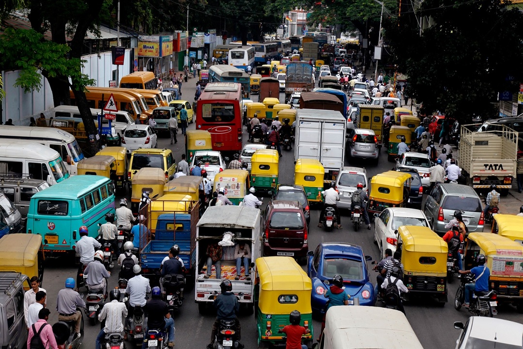 ट्रैफिक जाम व दुर्घटना का कारण बनते ऑटो रिक्शा
