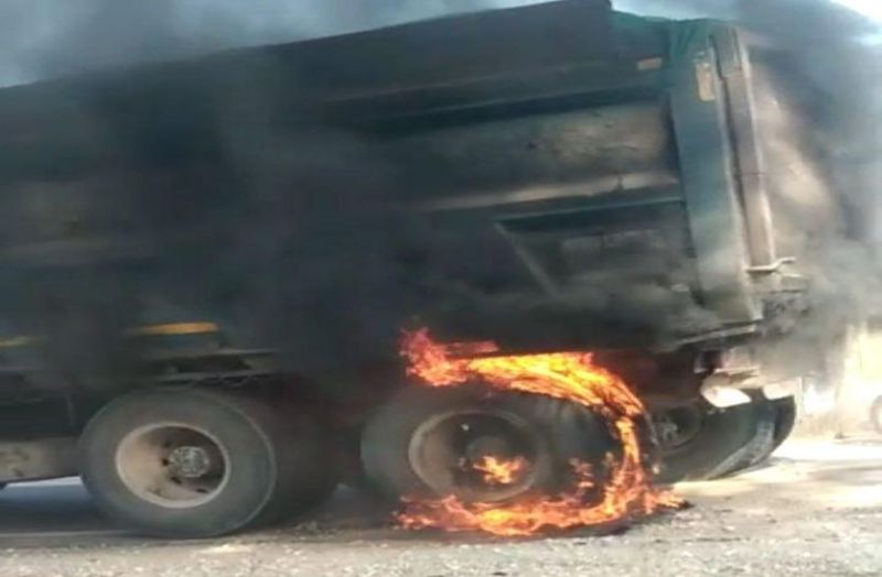 जलता रहा टायर, चालक बैक चलाकर डम्पर को सड़क के नीचे ले गया