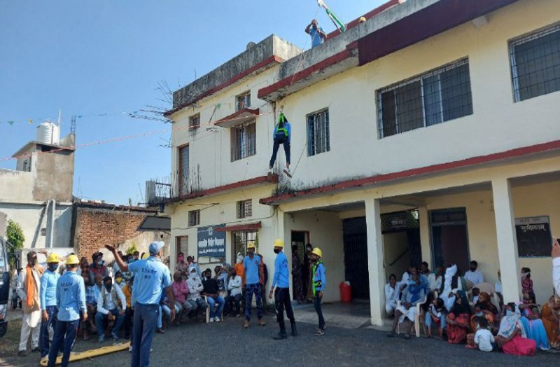 लोगों को एसडीईआरएफ की टीम ने मॉकड्रिल कर बताया कैसे बचे भूकंप से
