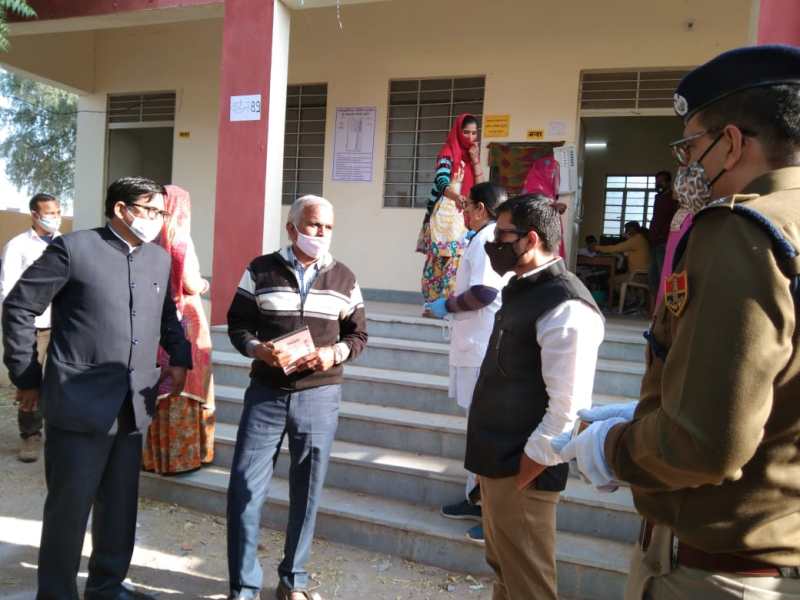 मतदान केन्द्रों पर लगी लाइनें, 60.96 प्रतिशत मतदाताओं ने डाले वोट