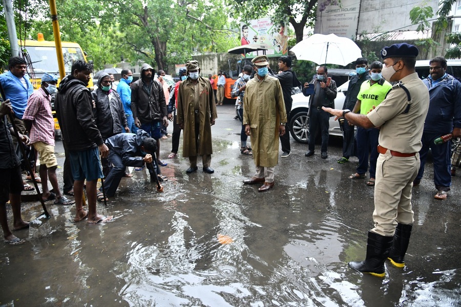 Chennai Police Commissioner inspects relief work in water-inundated ar