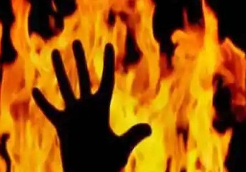 छेड़खानी से परेशान युवती ने मिट्टी का तेल डालकर खुद को लगाई आग