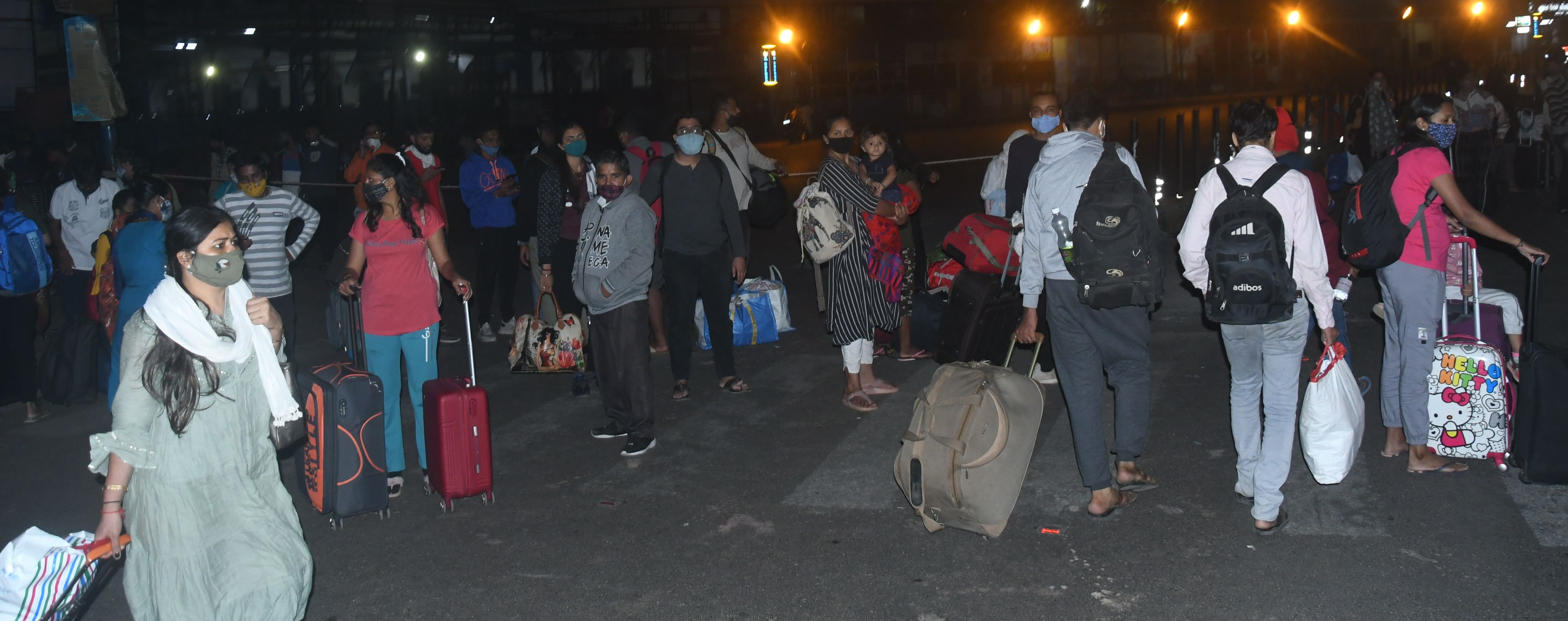 PATRIKA GROUND REPORT : कर्फ़्यू के दौरान आने जाने वाले छह ट्रेनों के 1200 यात्री परेशान, कई पैदल घर पहुंचे