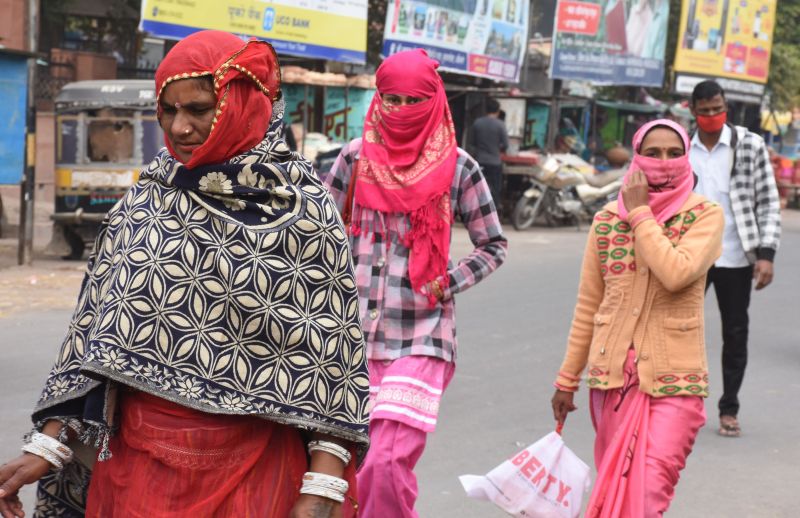 बादलों ने गिराया पारा, दिन में गर्म कपड़े पहने नजर आए लोग