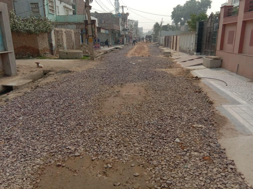 श्रीगंगानगर में सड़क निर्माण में भेदभाव करने पर पार्षदों का हंगामा