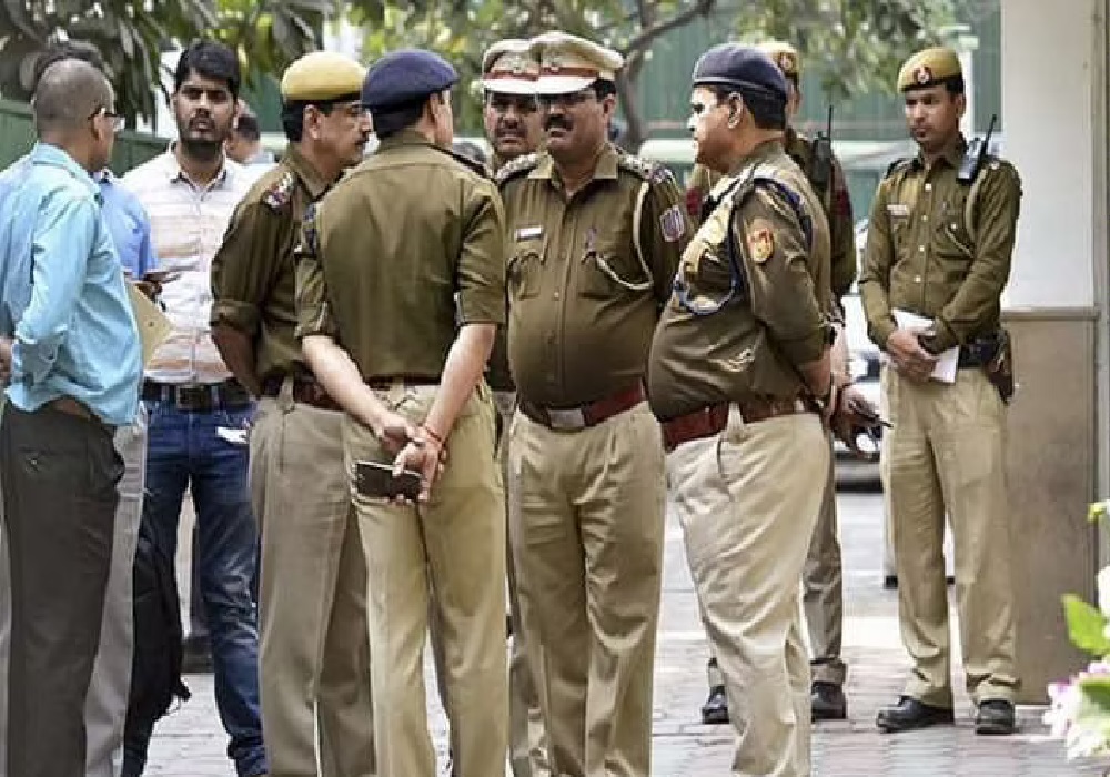 उत्तर प्रदेश में 50 साल की उम्र पार कर चुके पुलिसकर्मियों की शुरू हो गई छंटनी, इनको किया गया जबरन रिटायर