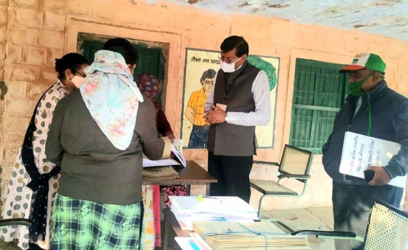 स्कूलों में फिर नदारद शिक्षक, संभागीय आयुक्त के चार्जशीट के निर्देश