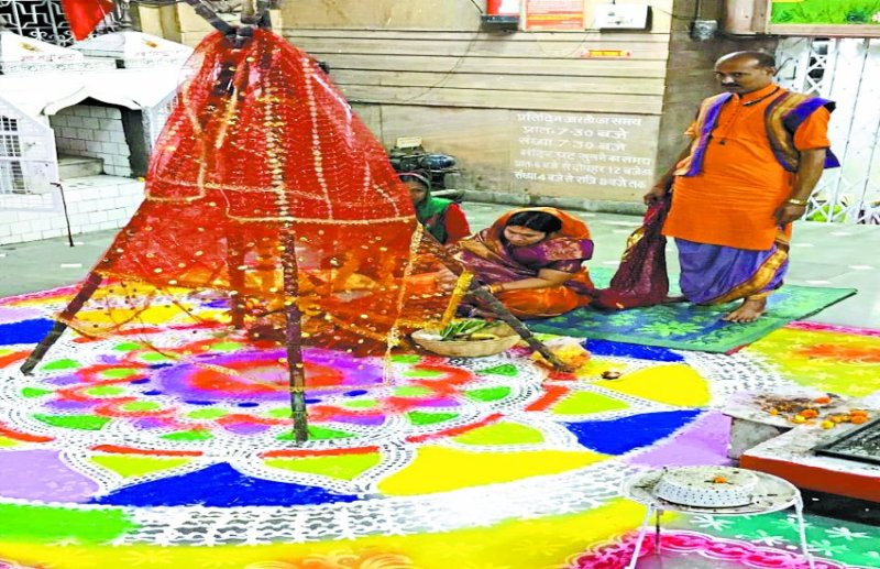 शंख ध्वनि की गूंज, खूब फूटे पटाखे, भगवान को हाथों में लेकर नवदंपतियों ने लिए 7 फेरे