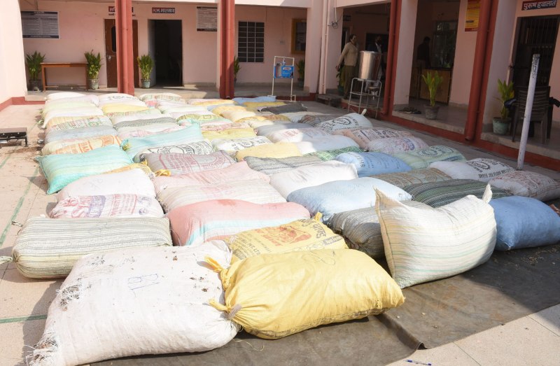 ट्रक में चावल के थैलों के नीचे छिपाकर पोस्त ले जा रहे दो तस्करों को पकड़ा