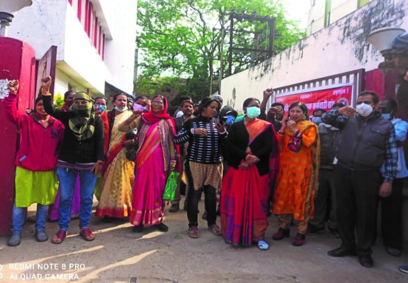 ट्रेड यूनियंस की हड़ताल से पोस्ट ऑफिस, सेंट्रल बैंक व एलआईसी शाखा में ठप रहा काम-काज