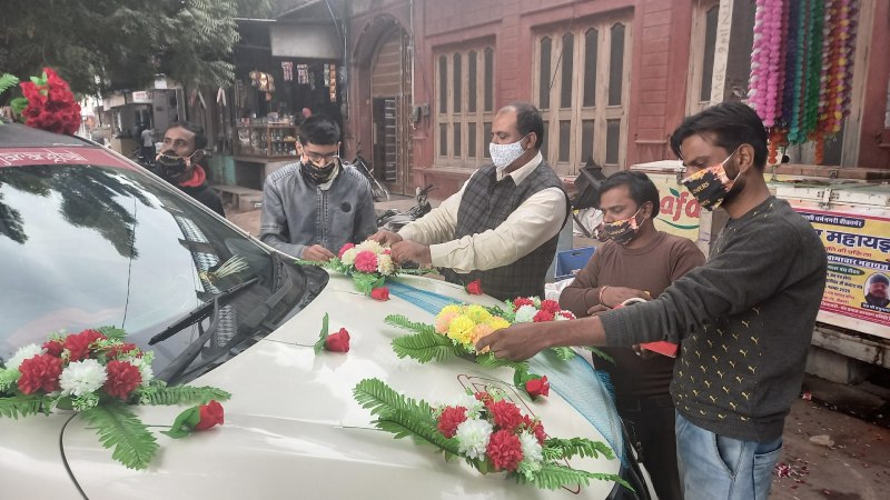 आठ माह बाद सजने लगी दुल्हे की कार