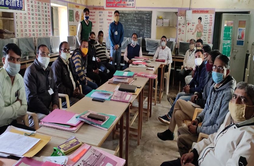 दोलपुरा स्कूल में बैठक : बच्चों तक शिक्षण सामग्री पहुंचाने के निर्देश