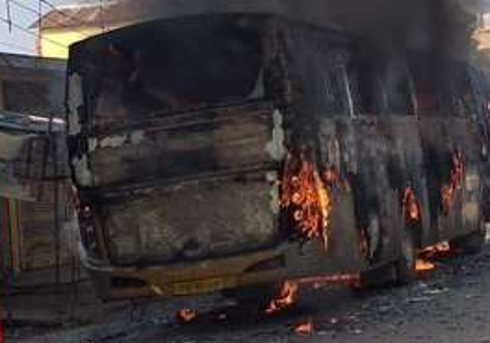 लखीमपुर में तेज रफ्तार निजी बस ने किशोर को रौंदा, मौत