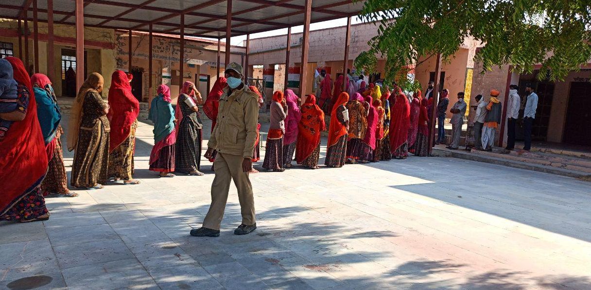 बाड़मेर: 'मतदान' को लगी सर्दी, धूप निकलने के बाद लगी कतारें