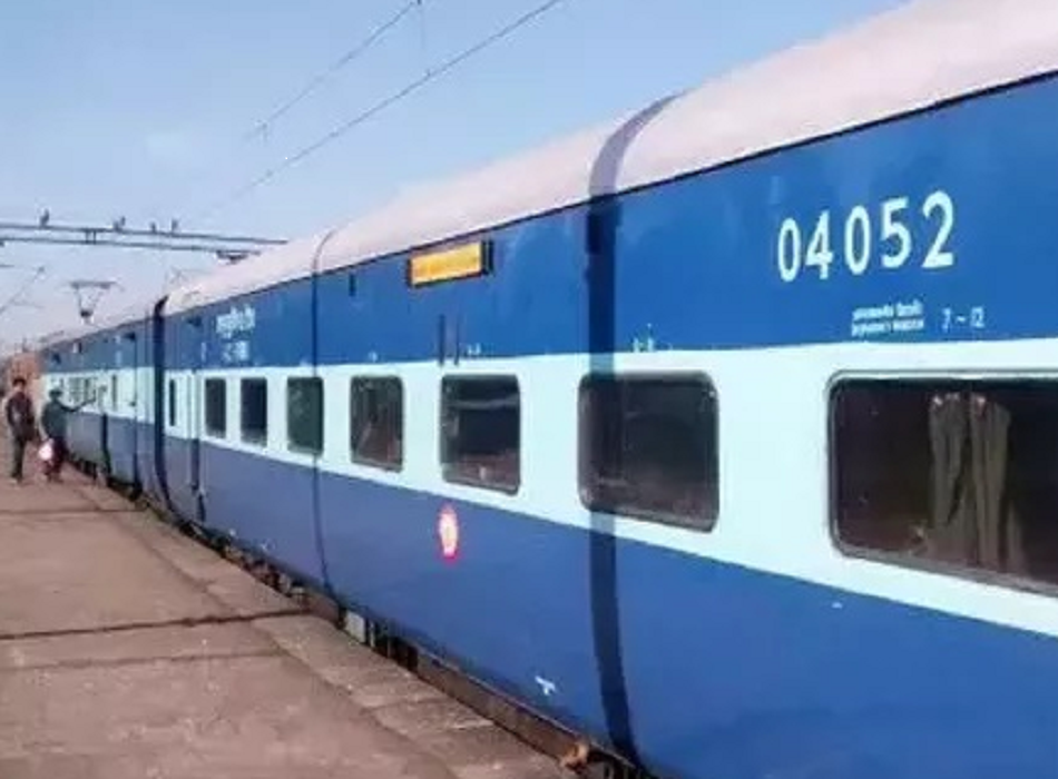 तीन जोड़ी रेल सेवाओं में बढ़ाए द्वितीय शयनयान डिब्बे
