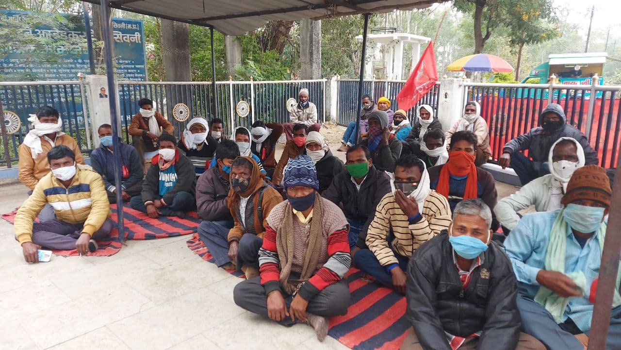 रेंजवार क्रमिक भूख हड़ताल की अनदेखी तो मुख्यालय पर आठ रेंजों के श्रमिकों का प्रदर्शन