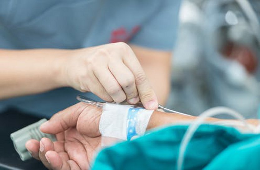 कोविड अस्पताल में बड़ी लापरवाही, कोरोना पॉजिटिव महिला को नर्स ने चढ़ा दिया एक्सपायरी ग्लूकोज