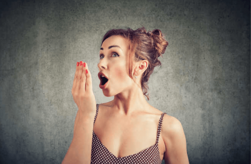 मुंह से बदबू आती है तो नजरअंदाज न करें, जानें ये खात बातें