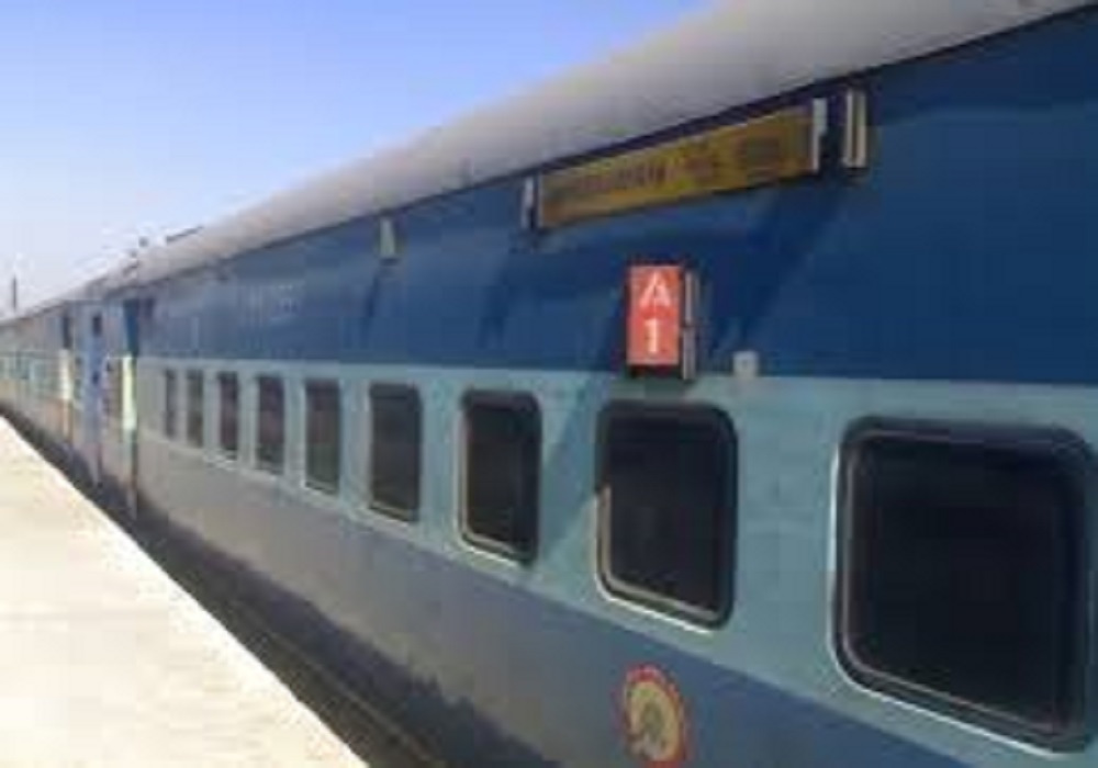 ट्रेनों के एसी कोच में रेलवे ने यह सुविधा की बंद, ठंड से बचाव के लिए यात्रियों को खुद करना होगा इंतजाम