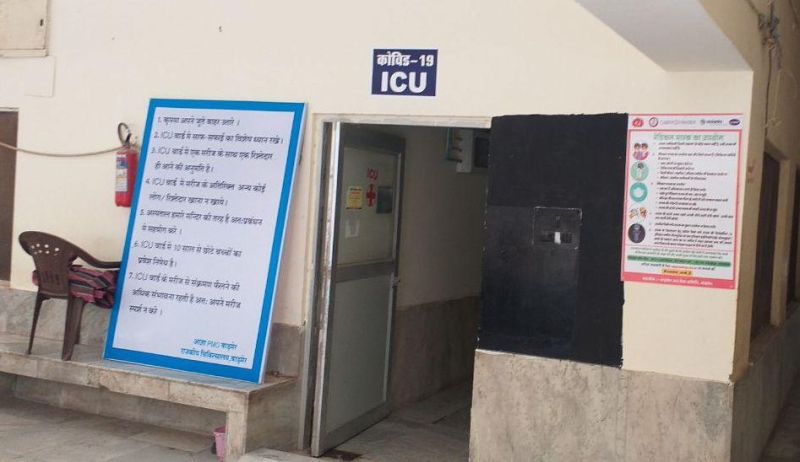 कोविड वार्ड: संक्रमितों के पास परिजनों का घेरा, बढ़ा रहा वायरस फैलाने का खतरा