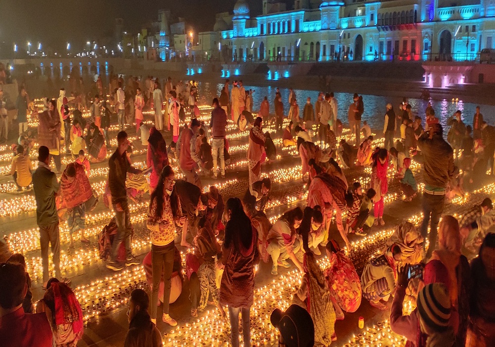 दीपावली के बाद देव दीपावली पर दीपों से रोशन हुई राम की पैड़ी