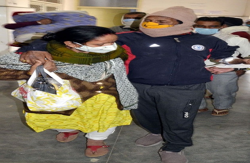 शर्मनाक...नहीं मिली व्हील चेयर, बूढ़े कंधों ने दिया पति को सहारा