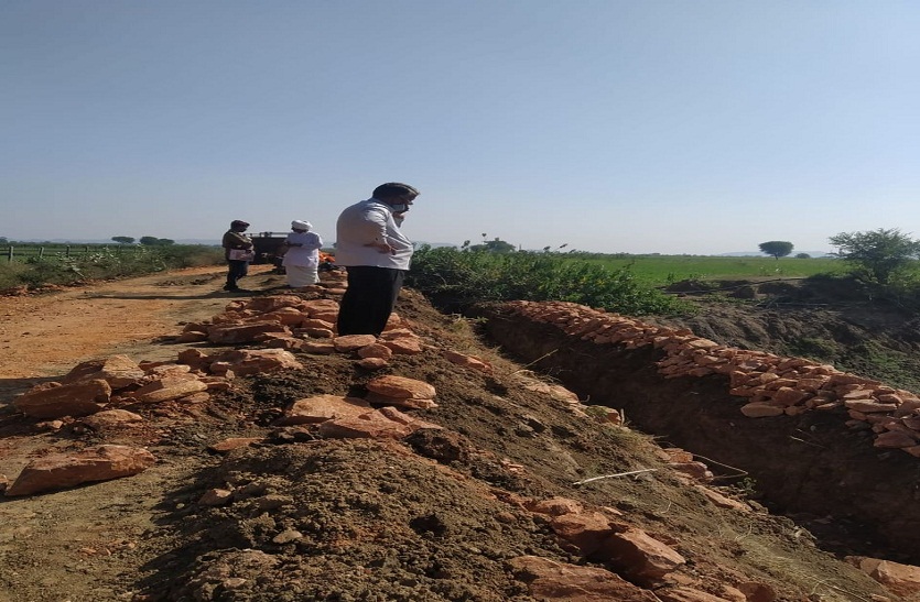 सुरक्षा दीवार में घटिया निर्माण सामग्री का आरोप, ग्रामीणों ने रुकवाया निर्माण कार्य