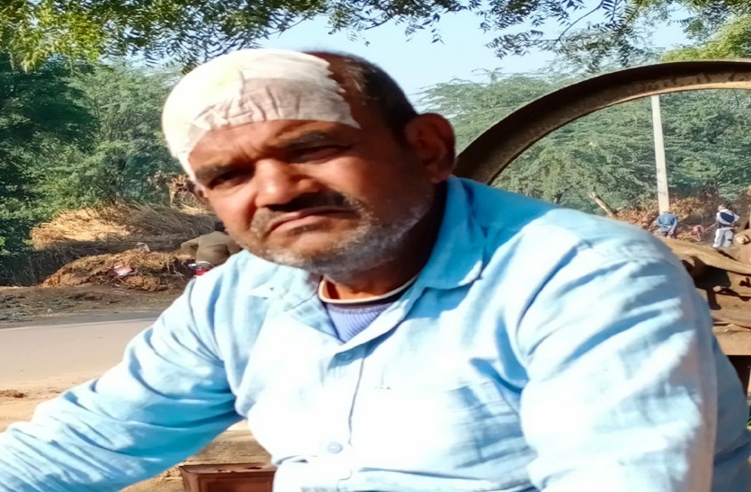 पिकअप में टक्कर मार भाग निकले तस्कर, पशुपालक में घायल