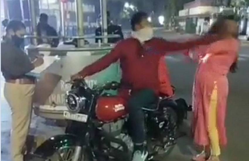 Ahmedabad News : पुलिस के रोकने पर पति-पत्नी में झगड़ा, थप्पड़ जड़ा