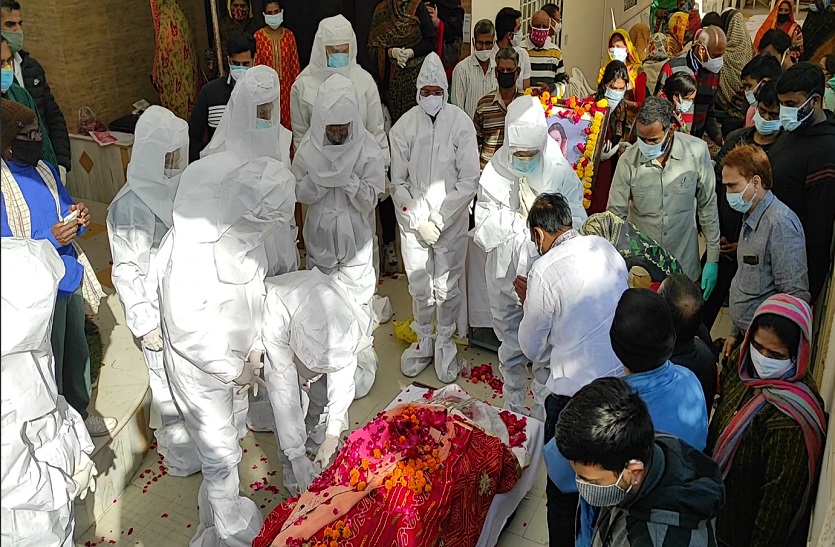 कोविड प्रोटोकॉल के तहत हो रहा माहेश्वरी का अंतिम संस्कार, परिवार के सदस्यों को पहनाये गए पीपीई किट