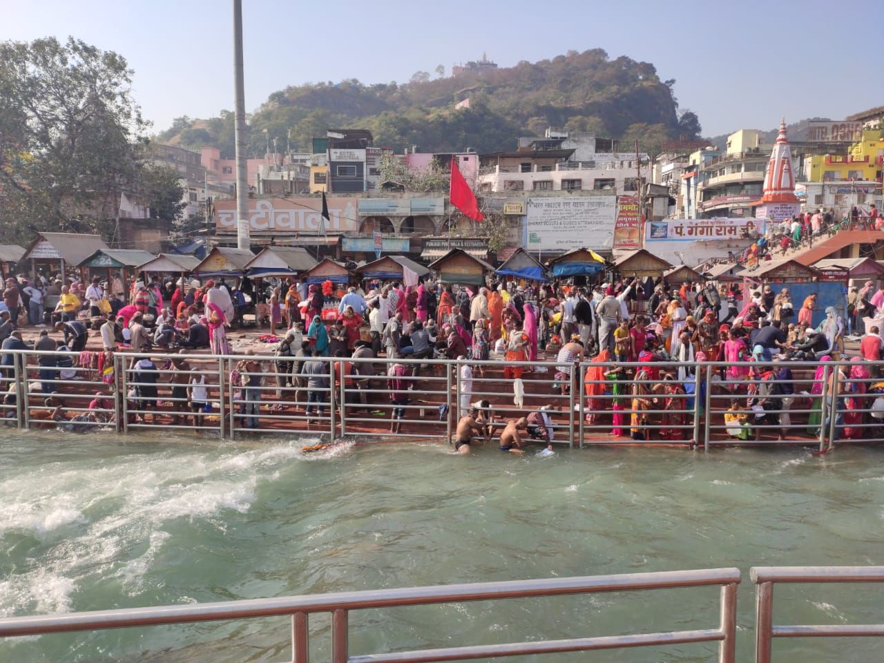 कार्तिक पूर्णिमा पर #Haridwar  में उमड़ी भीड़, सीमा पर हो रोकने पड़े वाहन