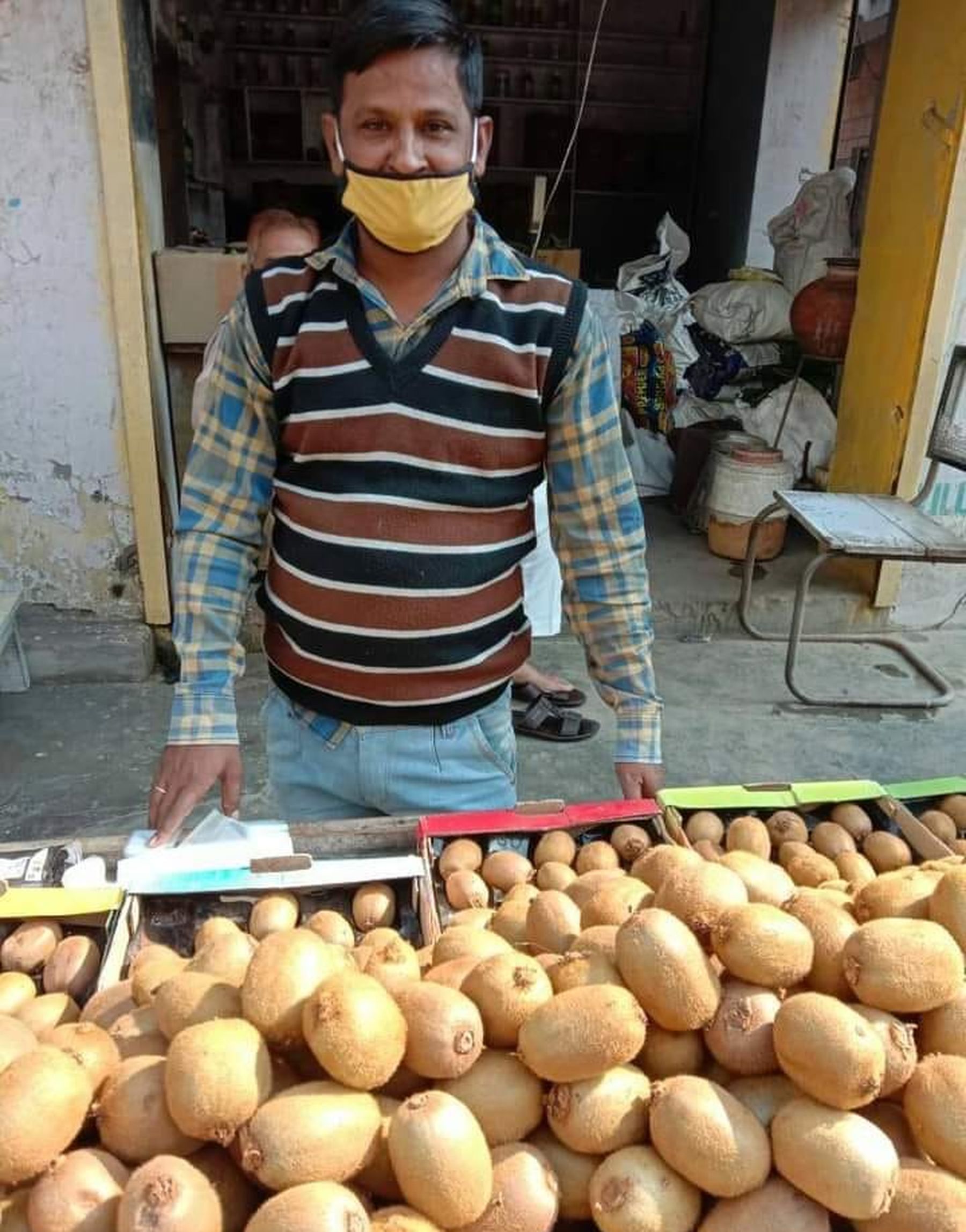 डिब्बों में बिकने वाली कीवी हनुमानगढ़ में बिक रही ढेरी में
