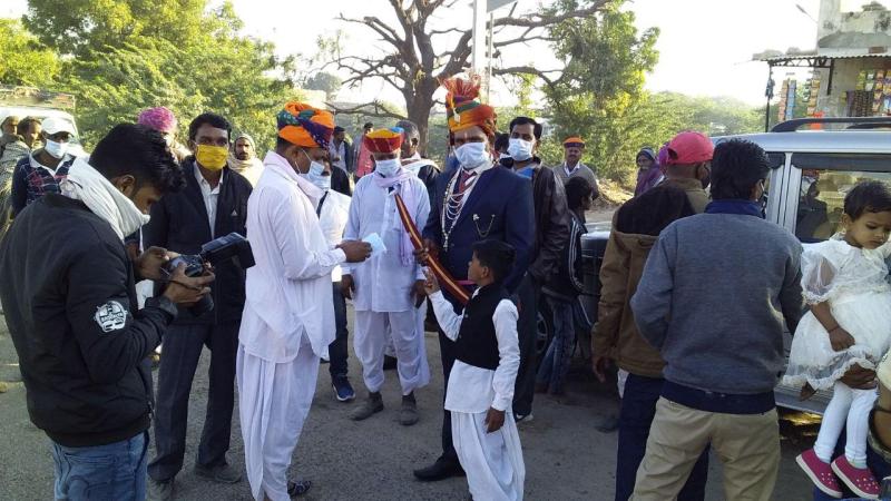 बारातियों को मास्क बांट दिया 'नो मास्क-नो एन्ट्री` का संदेश