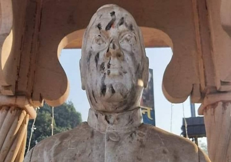 वाराणसी में पूर्व पीएम राजीव गांधी की प्रतिमा पर पोती कालिख, कांग्रेस ने की आरोपियों की गिरफ्तारी की मांग